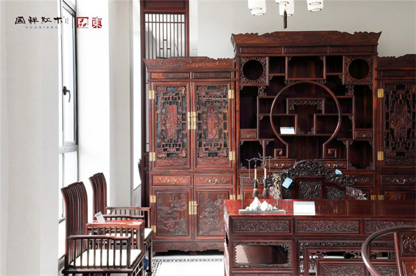 緬甸花梨家具廠家國(guó)祥紅木：教師如匠人，雕琢心靈，筑夢(mèng)未來(lái)